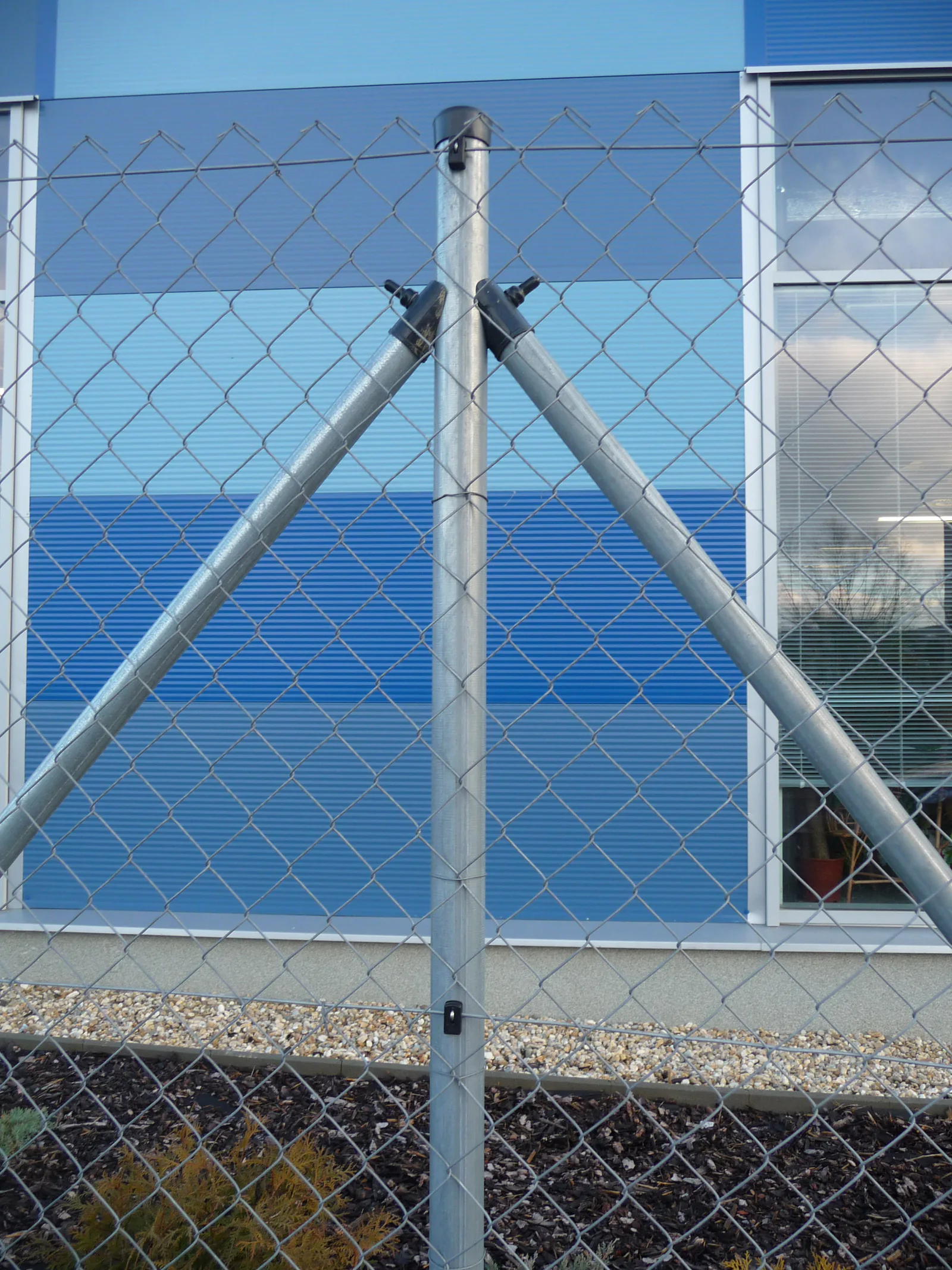 Pozinkovaný okrúhly stĺpik so vzperami a pletivom – realizácia