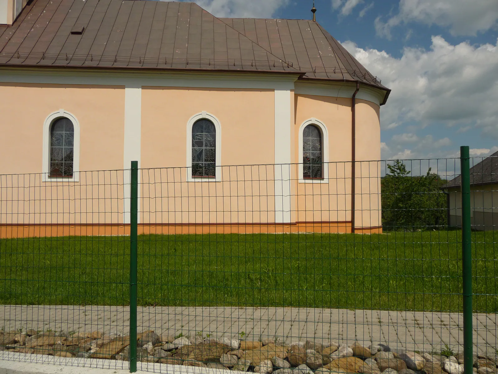 Zvárané oplotenie pri objekte v Kojaticiach